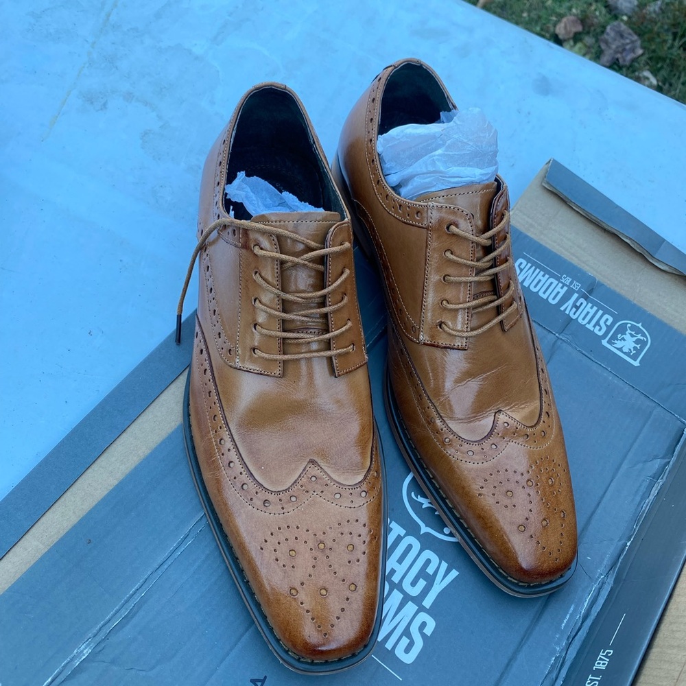 Brown Oxfords with Wingtip Design and Polished Leather Finish